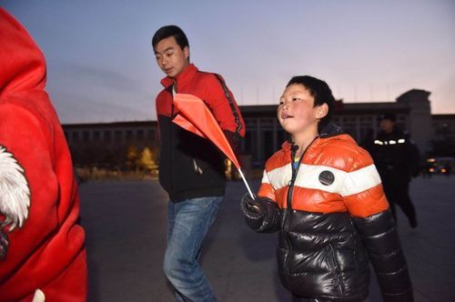 지난 2018년 베이징 톈안먼 광장에서 국기게양식을 보기 위해 걸어가는 소년(출처: 뉴시스)