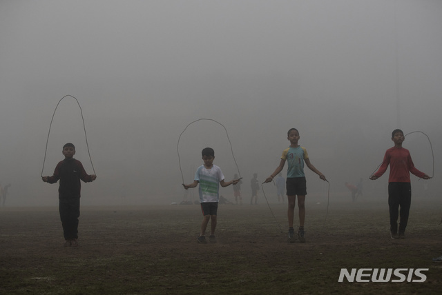 16일(현지시간) 이른 아침 인도 북동부 아삼주 가우하티의 짙은 안개가 깔린 브라마푸트라강에서 어린이들이 줄넘기 연습을 하고 있다(출처: 뉴시스)