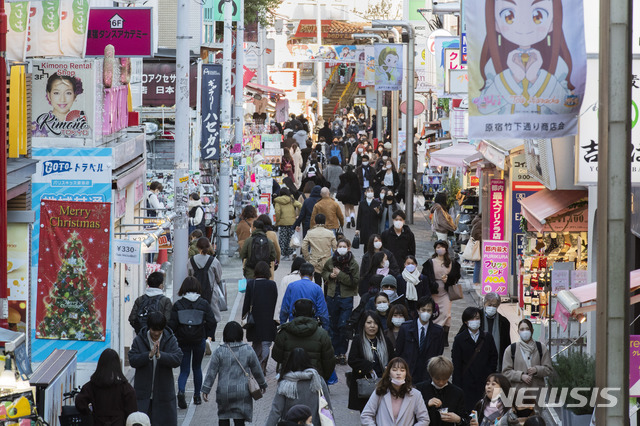 17일 일본 도쿄 하라주쿠 부근의 유명 쇼핑 거리를 마스크를 쓴 사람들이 걷고 있다(출처: 뉴시스)