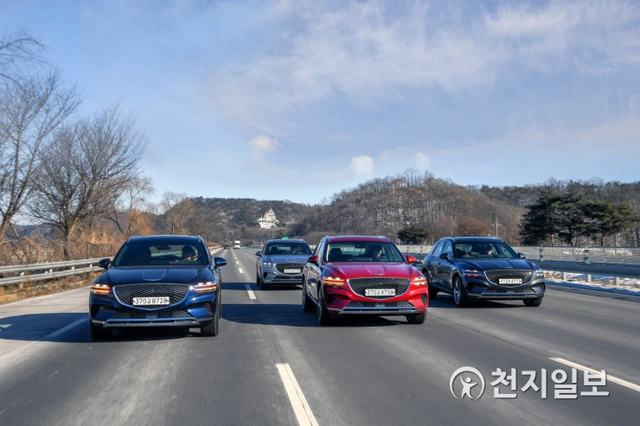 제네시스가 지난 15일 경기도 하남시 스타필드에서 브랜드 첫 중형 SUV ‘GV70’ 미디어 시승행사를 개최했다. 사진은 GV70 가솔린 3.5 터보 모델의 주행모습. (제공: 제네시스) ⓒ천지일보 2020.12.15