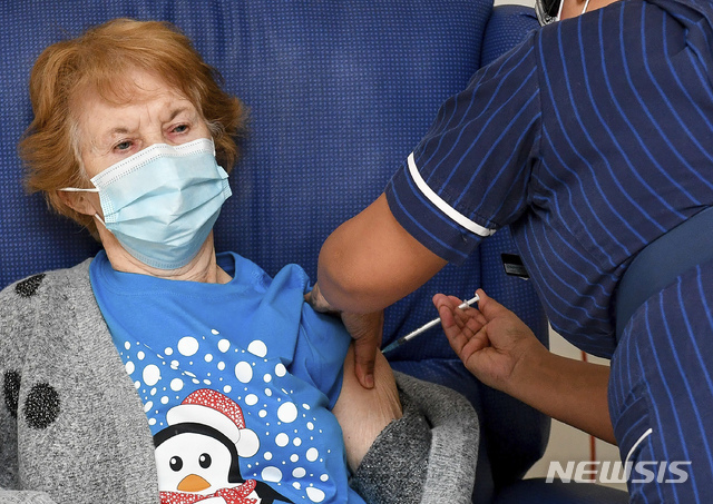 8일(현지시간) 영국 코번트리의 코번트리 대학병원에서 올해 90세의 마거릿 키넌 할머니가 영국에서 처음으로 화이자의 코로나19 백신을 접종하고 있다. (출처: 뉴시스)