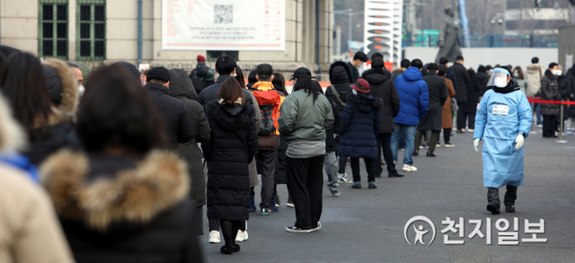 [천지일보=남승우 기자] 신종 코로나바이러스 감염증(코로나19) 신규 확진자가 869명으로 집계된 22일 오전 서울역 광장에 마련된 임시 선별검사소에서 시민들이 코로나19 검사를 받기 위해 줄을 서서 기다리고 있다. ⓒ천지일보 2020.12.22
