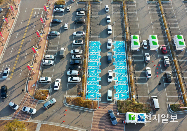 22일 경남 진주종합경기장에서 방문요양보호사에 대한 신속한 전수검사를 위해 드라이브 스루 방식의 코로나 전수검사가 진행되고 있다. (제공: 진주시) ⓒ천지일보 2020.12.22