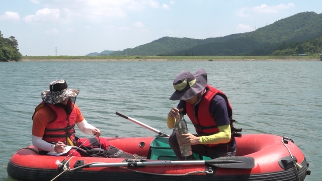 한국농어촌공사 직원들이 농업용수 수질분석을 위해  저수지에서 시료를 채취하고 있다. (제공: 한국농어촌공사)  ⓒ천지일보 2020.2.11