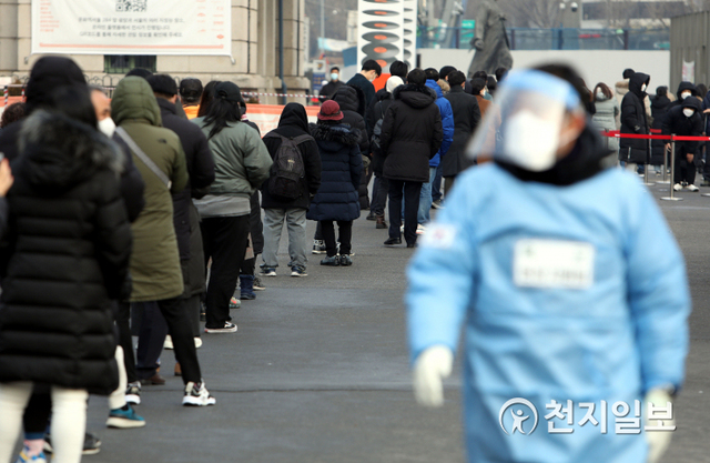 [천지일보=남승우 기자] 신종 코로나바이러스 감염증(코로나19) 신규 확진자가 869명으로 집계된 22일 오전 서울역 광장에 마련된 임시 선별검사소에서 시민들이 코로나19 검사를 받기 위해 줄을 서서 기다리고 있다. ⓒ천지일보 2020.12.22