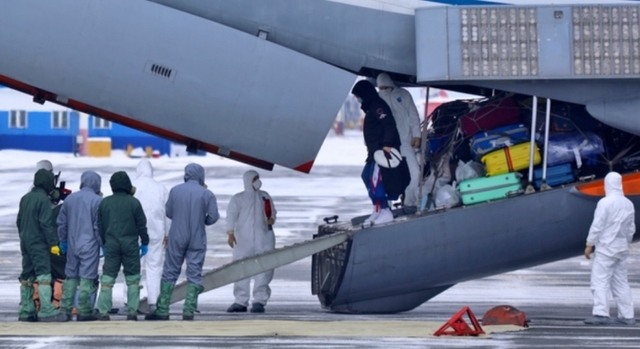 [튜멘(러시아)=뉴시스] 5일(현지시간) 러시아 튜멘 외곽 로쉬노 공항에서 의료진과 관계자들이 러시아 군용기를 타고 중국 후베이성 우한에서 돌아온 자국민 등 80명을 응대할 준비를 하고 있다. 이날 러시아 당국은 2차에 걸쳐 러시아인을 비롯해 벨로루시, 우크라이나, 아르메니아 국민 144명을 중국 우한에서 군 수송기를 통해 대피시켰다. 이들은 버스를 타고 튜멘 요양원으로 이동해 2주간 격리될 것이라고 정부 관계자가 밝혔다. 2020.02.05.