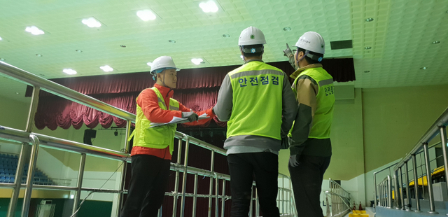 안산도시공사 직원이 시설물 안전점검을 하고 있다. (제공: 안산도시공사) ⓒ천지일보 2020.12.23