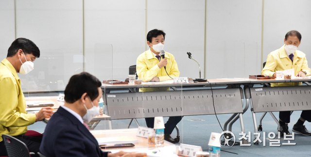 [천지일보 진주=최혜인 기자] 지난 22일 시청 3층 문화강좌실에서 평생학습도시 중장기발전계획 수립을 위한 연구용역 최종보고회가 열리고 있다.보고회에서는 ‘평생학습은 시민의 활력, 시민은 진주의 보물’이란 슬로건으로 ‘시민의 삶 속에 보석을 만드는 참평생학습도시 진주’를 비전으로 정했다. 이날 조규일 시장은 “이번 연구를 바탕으로 시민의 삶의 질 향상을 위한 정책사업과 평생학습체제를 마련할 것”이라며 “앞으로도 학습하는 도시 진주의 위상을 더 높여 글로벌 평생학습도시로 만들어나가겠다”고 말했다.시는 연구결과를 토대로 시민들의 눈높이에 맞춰 향후 5년간 단계별 발전전략을 추진할 계획이다. ⓒ천지일보 2020.12.23