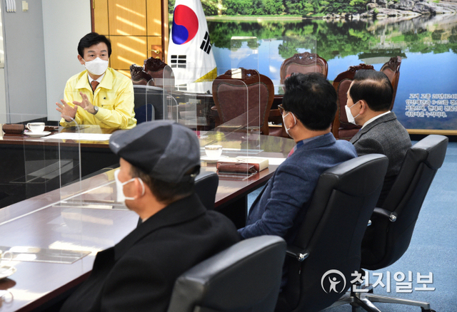 조규일 진주시장이 23일 오후 3시 기독교연합회 임원진을 만나 시민들을 감염병으로부터 안전하게 보호하기 위해 예방수칙 준수를 당부하고 있다. (제공: 진주시) ⓒ천지일보 2020.12.23