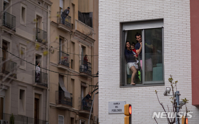 2020년 3월 29일 코로나19 봉쇄가 내려진 스페인 바르셀로나에서 사람들이 발코니에 서 있다. (출처: 뉴시스/AP)