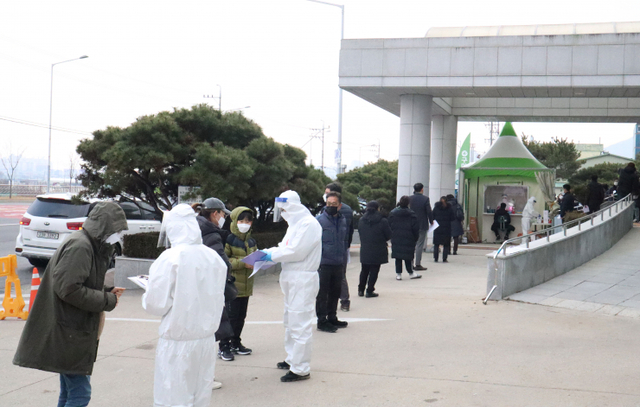 [천지일보 구미=송하나 기자] 18일 신종 코로나바이러스 감염증(코로나19) 확진자가 6명 발생한 가운데 구미보건소 선별진료소 앞에 시민들이 코로나19 진단검사를 받기 위해 줄을 서 있다. ⓒ천지일보 2020.12.18