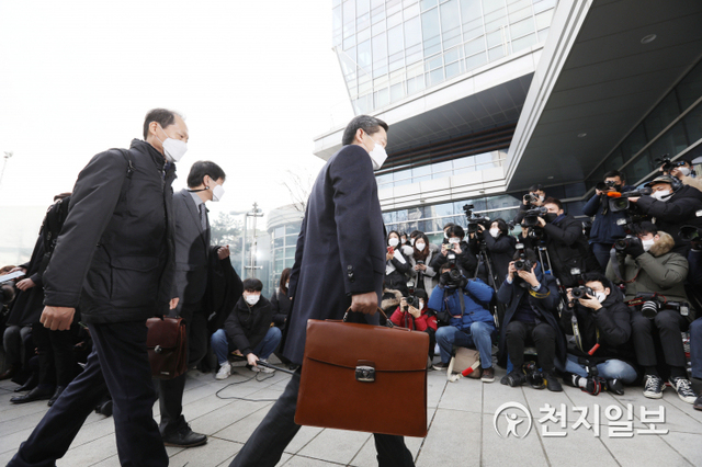 [천지일보=남승우 기자] 윤석열 검찰총장에 대한 정직 2개월 처분에 대한 집행정지 심문기일이 열린 22일 오후 윤석열 총장측 법률대리인 이석웅(왼쪽부터), 이완규, 손경식 변호사가 서울 서초구 서울행정법원에 출석하고 있다. ⓒ천지일보 2020.12.22