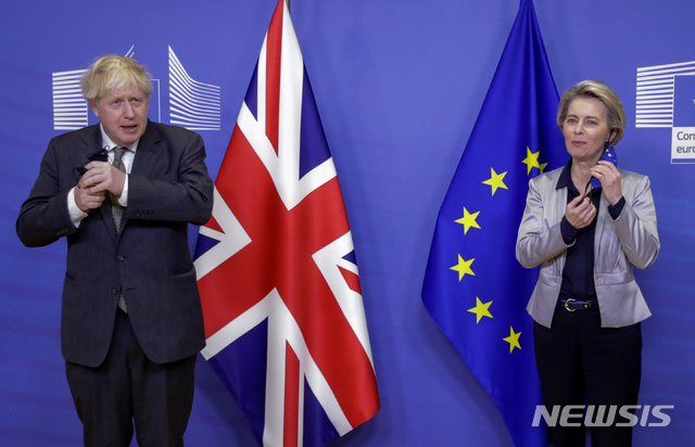 지난 9일(현지시간) 우르줄라 폰데어라이엔 유럽연합(EU) 집행위원장과 보리스 존슨 영국 총리가 EU 본부가 있는 벨기에 브뤼셀에서 공동 기자회견을 열고 있다. (출처: 브뤼셀=AP/뉴시스)