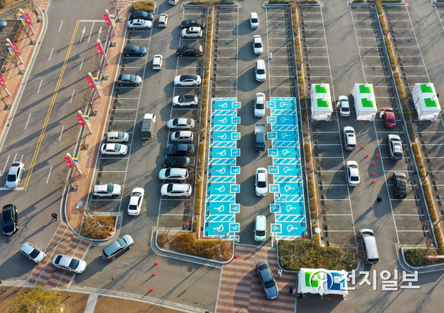 22일 경남 진주종합경기장에서 방문요양보호사에 대한 신속한 전수검사를 위해 드라이브 스루 방식의 코로나 전수검사가 진행되고 있다. (제공: 진주시) ⓒ천지일보 2020.12.22