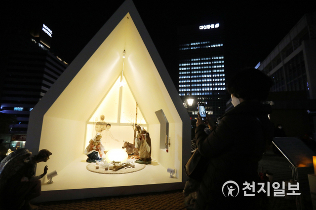 [천지일보=남승우 기자] 크리스마스 이브인 24일 저녁 서울 명동성당을 찾은 시민들이 말구유를 살펴보고 있다. ⓒ천지일보 2020.12.25