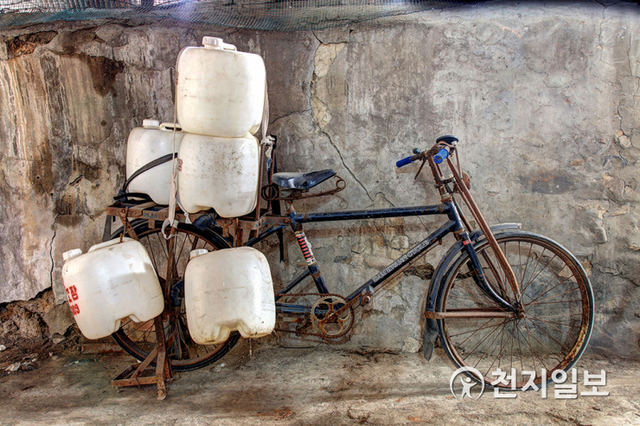 남평주조장 배달용 자전거와 말통, 남평주조장에서 막걸리를 대폿집에 배달할 때 사용했던 자전거와 플라스틱 말통이다. (제공:국립민속박물관) ⓒ천지일보 2020.12.25