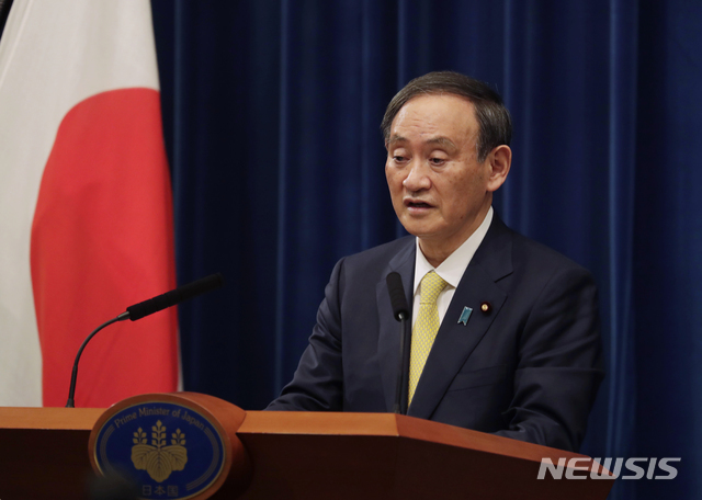 일본 스가 요시히데 총리가 다수의 참석자들과 회식을 반복해 논란이 일고 있다(출처: 뉴시스)