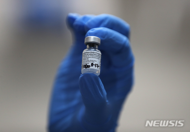 스위스 정부가 19일(현지시간) 화이자와 바이오엔테크의 신종 코로나바이러스 감염증(코로나19) 백신 사용을 승인했다(출처: 뉴시스)