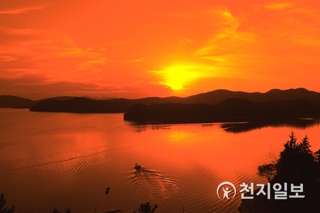 해가 질 무렵 진양호에 내려앉는 노을은 진주 8대 절경으로 보는 이에게 황홀감을 안겨준다. (제공: 진주시) ⓒ천지일보 2019.1.23