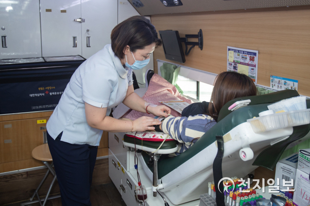 한국도로공사 직원이 백혈병·소아암 등 난치병을 앓고 있는 어린이들을 위해 헌혈에 참여하고 있다. (제공: 한국도로공사) ⓒ천지일보 2020.12.29