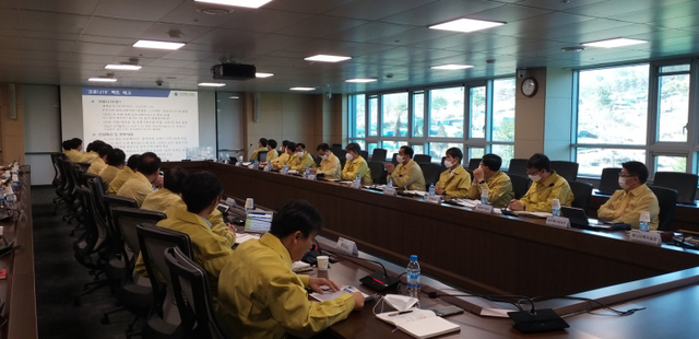 한국에너지공단 울산 본사 대회의실에서 임원 및 부서장(지역본부장 포함)들이 코로나19 대응현황 및 계획을 논의하고 있다. (제공: 한국에너지공단) ⓒ천지일보 2020.12.29