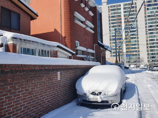 [천지일보 정읍=김도은 기자] 31일 전북 정읍시에서 간밤에 내린 눈으로 승용차가 덮여 있다. 옆으로 길게 늘어진 고드름이 보인다. 정읍지역의 적설량은 이날 오전 평균 26.8㎝, 최고 43.3㎝를 기록했다. ⓒ천지일보 2020.12.31