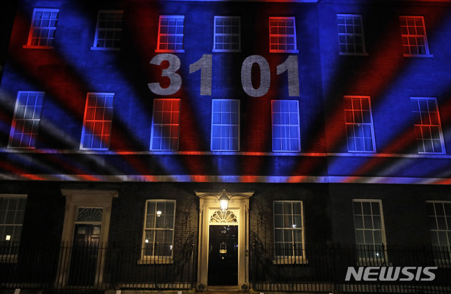 [런던=AP/뉴시스]영국이 현지시간 1월31일 오후 11시 EU를 공식 탈퇴하면서 런던의 총리공관에 브렉시트 타이머와 영국 국기가 영상으로 비치고 있다.