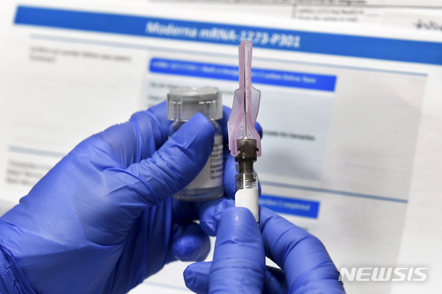[빙엄튼(미 뉴욕주)=AP/뉴시스]지난 7월27일 미 뉴욕주 빙엄튼에서 한 간호사가 미 국립보건원(NIH)과 모더나사가 공동 개발한 신종 코로나바이러스 감염증(코로나19) 백신 실험을 위해 백신 주사를 준비하고 있다.
