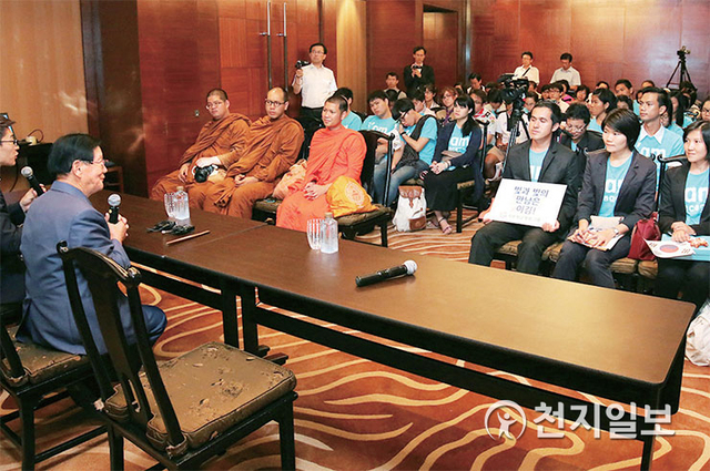 2013년 6월 12~21일 진행된 5차 순방 중 이만희 대표가 태국에서 활동하는 국제청년평화그룹 회원들과 만남을 갖고 청년들에게 세계평화의 비전을 심어주고 있다. (제공: HWPL) ⓒ천지일보 2021.1.1