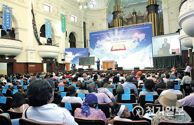 2012년 12월 15일(3차 순방) 남아프리카공화국 케이프타운 시티홀에서 진행된 이만희 대표 평화강연에 700여명의 종교계 인사들이 참석해 경청하고 있다. (제공: HWPL) ⓒ천지일보 2021.1.1