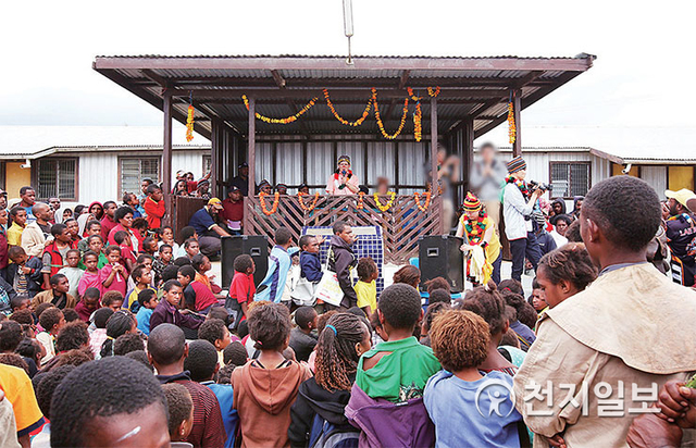 2013년 3월(4차 순방) 파푸아뉴기니 수장인 피터 오닐 총리의 고향 ‘팡기야’에 모인 여러 부족민들이 이만희 대표의 평화강연을 듣고 있다. (제공: HWPL) ⓒ천지일보 2021.1.1