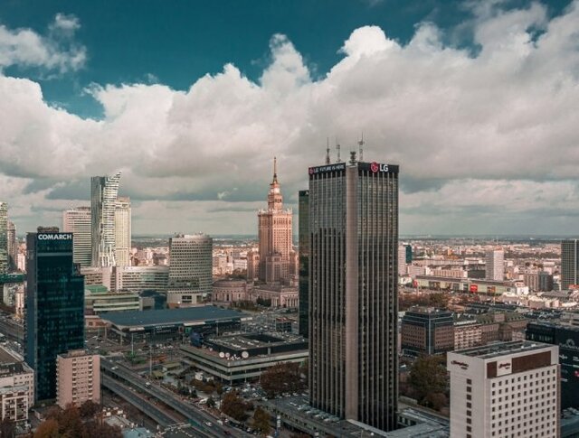 LG가 폴란드 바르샤바 옥스포드 타워에 옥외 광고를 설치하고 브랜드 알리기에 나섰다. (제공: LG)