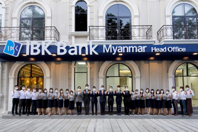 사진은 지난해 12월 30일 현지법인 설립 최종인가를 획득한 ‘IBK미얀마은행’ 본점 앞에서 직원들이 기념촬영을 하는 모습 (제공: 기업은행)