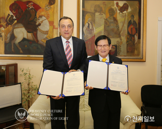 2014년 3월 25일 조란 지브코비치 세르비아 전 국무총리와 이만희 대표가 협약을 맺고 기념사진을 촬영하고 있다. (제공: HWPL) ⓒ천지일보 2021.1.4