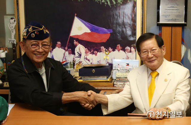 라모스 필리핀 전 대통령과 이 대표가 2014년 1월 29일 회동하고 있다. (제공: HWPL) ⓒ천지일보 2021.1.4