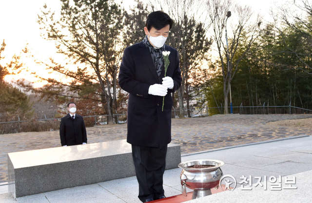 조규일 진주시장이 4일 오전 이상영 시의회 의장과 진주성 임진대첩 계사순의단과 진양호공원 충혼탑을 찾아 묵념하고 있다. (제공: 진주시) ⓒ천지일보 2021.1.4