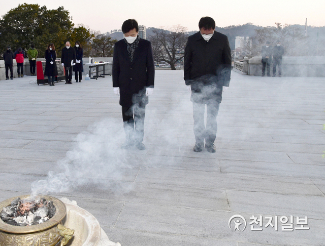 조규일 진주시장(왼쪽)과 이상영 시의회 의장이 4일 오전 진주성 임진대첩 계사순의단을 찾아 묵념하고 있다. (제공: 진주시) ⓒ천지일보 2021.1.4