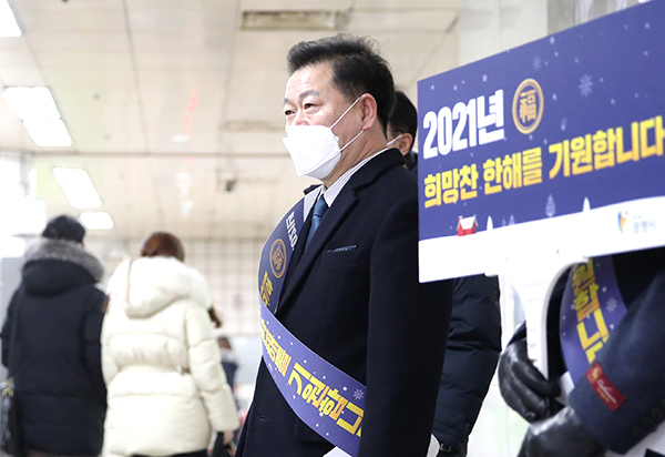 박승원 광명시장이 철산역에서 출근하는 시민에게 새해 인사를 전하고 있다. (제공: 광명시청) ⓒ천지일보