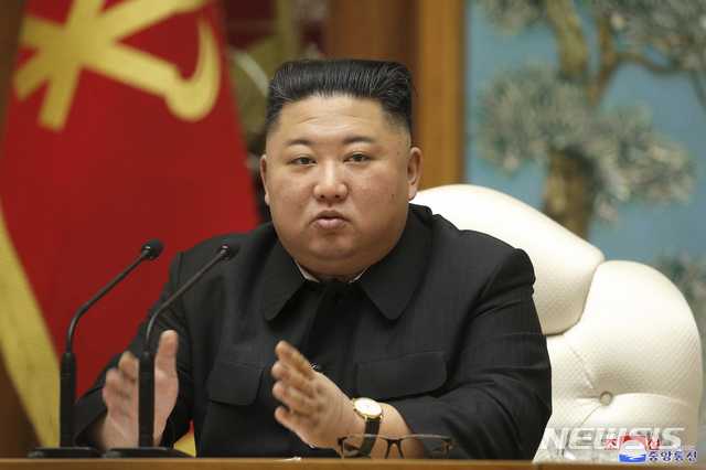 북한이 제공한 사진에 김정은 북한 국무위원장이 2020년 12월 29일 평양에서 열린 노동당 정치국 확대 회의를 주재하고 있다. (출처: 평양=AP/뉴시스)