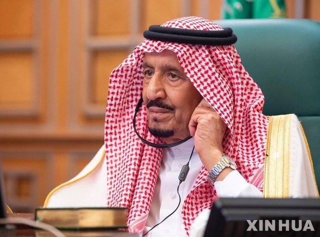 사우디아라비아의 살만 빈 압둘아지즈 알사우드 국왕이 지난해 3월 26일(현지시간) 신종 코로나바이러스 감염증(코로나19) 위기 극복 방안을 모색하기 위해 열린 주요 20개국(G20) 특별 화상 정상회의에 참석하고 있다. (출처: 뉴시스)