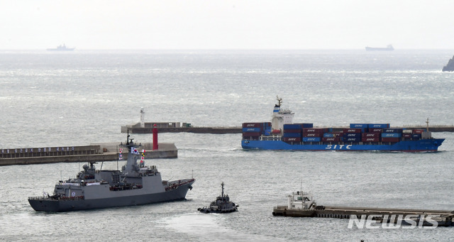청해부대 33진 ‘최영함’(DDH-Ⅱ·4400t급)이 지난해 9월 24일 오전 부산 남구 해군작전사령부 부산작전기지 부두에서 출항하고 있는 모습. (출처: 뉴시스)