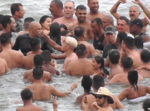 해변서 물놀이 즐기는 브라질 대통령보우소나루 대통령(오른쪽 위 흰옷 입은 사람)이 지난 1일(현지시간) 해변에서 피서객들과 뒤엉켜 물놀이를 즐기고 있다. [브라질 뉴스포털 G1]