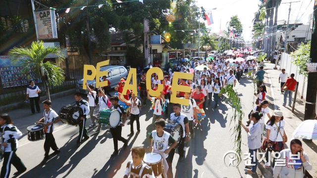 2014년 8월 11일 민다나오에서 열린 13차 동성서행 걷기대회에서 참가자들이 행진을 하고 있다. (제공:HWPL)