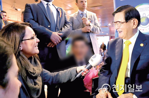 2014년 11월 19일 루마니아 헨리 코안더 국제공항에 도착한 이만희 HWPL 대표와 평화사절단의 입국 기자회견이 열린 가운데 현지 채널D 기자가 인터뷰를 진행하고 있다. (제공:HWPL)