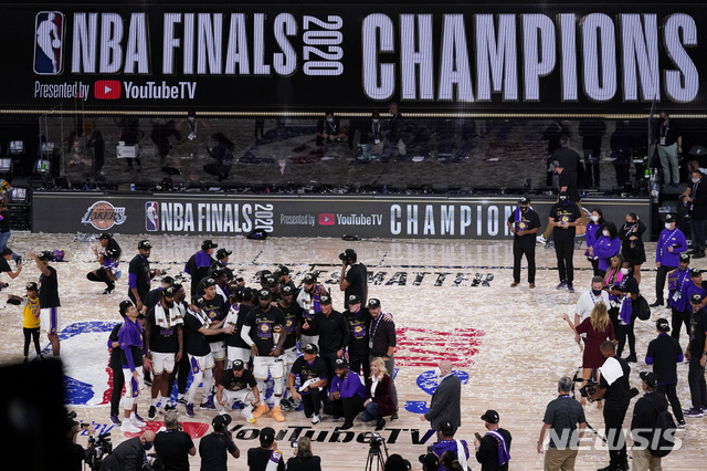 미국프로농구(NBA)는 ‘버블’이라는 공간에 선수와 구단, 언론을 격리한 뒤 플레이오프에 나섰다. 사진은 LA 레이커스가 우승을 확정지은 직후 모습. 관중석의 극소소의 관계자만 앉아 있다. (출처: AP/뉴시스)