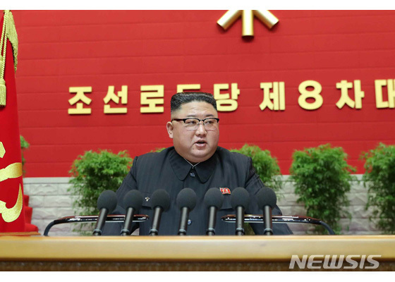 북한 김정은 국무위원장이 지난 5일 개최된 노동당 제8차 대회에서 개회사를 하고 있다. (출처: 뉴시스)