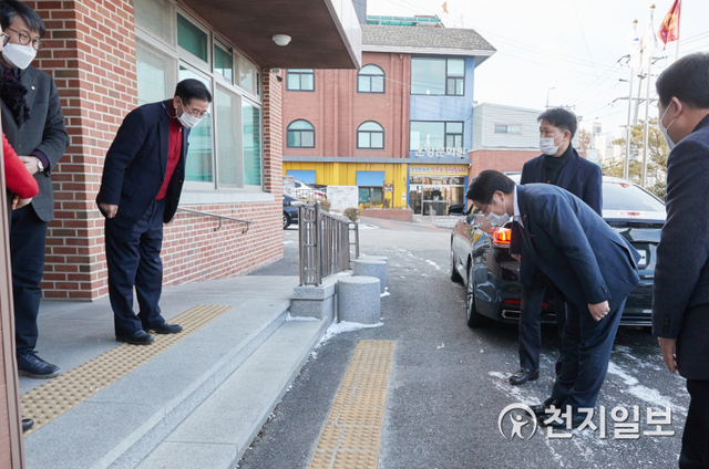 [천지일보 아산=박주환 기자] 충남 아산시 오세현 시장이 신축년 새해를 맞아 지난 5일 ㈔대한노인회 아산시지회와 아산시노인종합복지관을 방문했다. ⓒ천지일보 2021.1.6