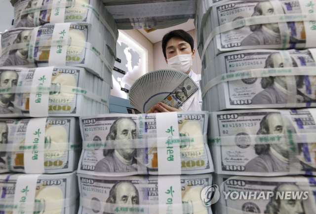 서울 중구 을지로 하나은행 본점 위변조대응센터에서 한 직원이 달러를 정리하고 있다. (출처: 연합뉴스)