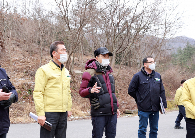 김철우 보성군수(가운데)가 오봉산 생태길조성사업 관련 현장을 점검하고 있다. (제공: 보성군) ⓒ천지일보 2021.1.6