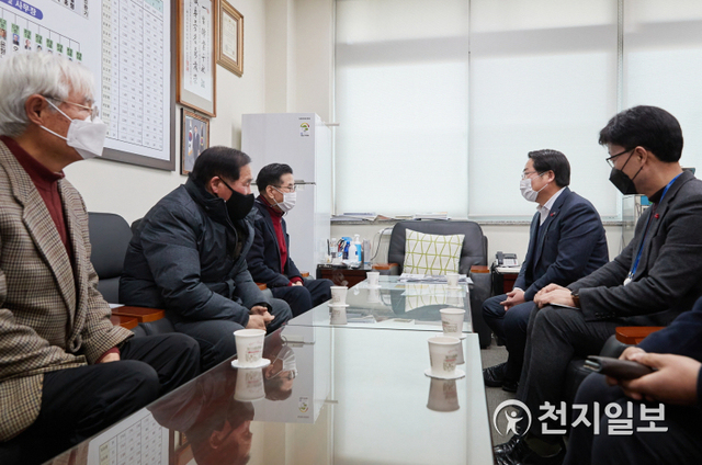 오세현 아산시장이 신축년 새해를 맞아 5일 ㈔대한노인회 아산시지회와 아산시노인종합복지관을 방문해 면담을 하고 있다. (제공: 아산시) ⓒ천지일보 2021.1.6